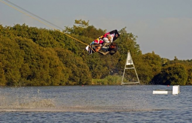  Wakeboarder en acción 